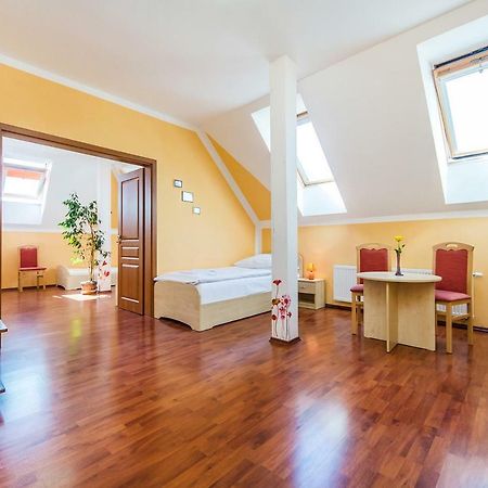 Hotel & Motorest V Udoli Zlateho Potoka Blsany Dış mekan fotoğraf