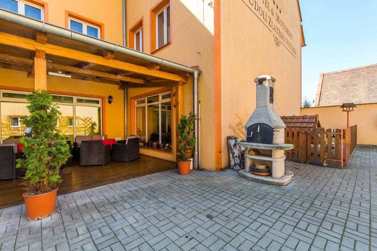 Hotel & Motorest V Udoli Zlateho Potoka Blsany Dış mekan fotoğraf