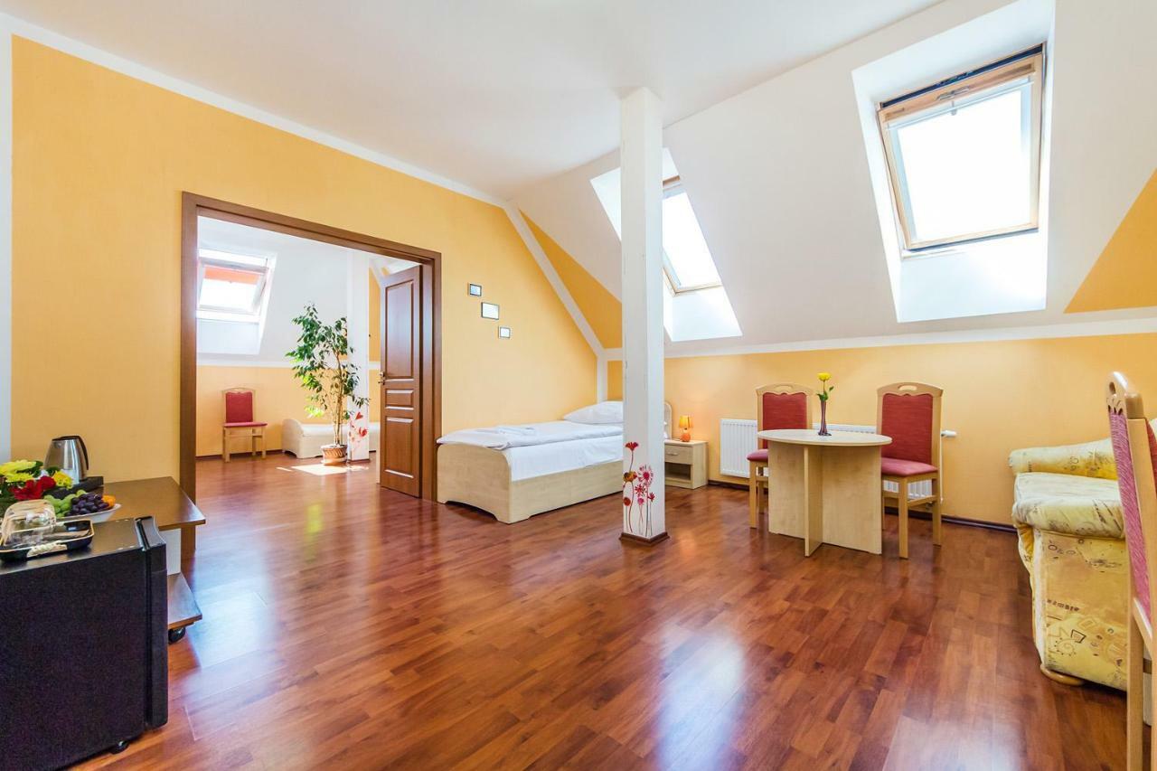 Hotel & Motorest V Udoli Zlateho Potoka Blsany Dış mekan fotoğraf